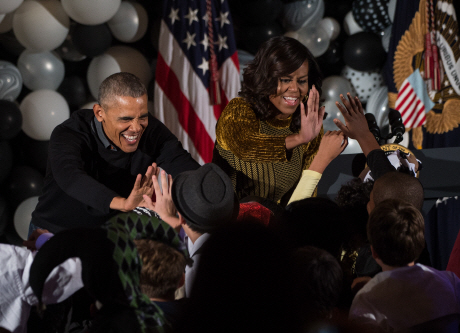 버락 오바마(오른쪽) 미국 대통령과 영부인 미셸 오바마 여사가 지난달 31일(현지시간) 미국 워싱턴DC 백악관에서 열린 핼로윈데이 축제에서 참가 아동들과 손을 마주치며 웃고 있다./워싱턴DC=AFP연합뉴스