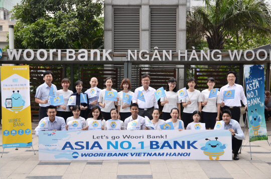 우리은행이 지난 달 31일 베트남 중앙은행으로부터 현지법인 설립 본인가를 받았다.  사진은 우리은행 하노이지점 직원들.