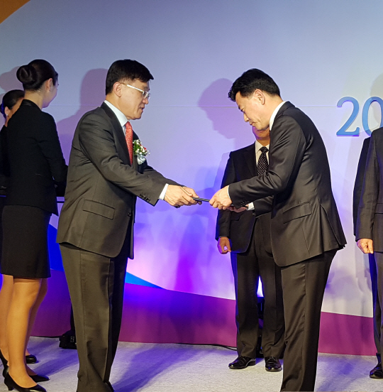 신동혁(사진 오른쪽) 한국철도시설공단 기획예산실장이 산업통상자원부 장관 표창을 수상하고 있다. 사진제공=한국철도시설공단