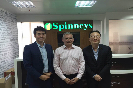 한국농수산식품유통공사(이하 aT)는 ‘Spinneys Abu Dhabi LLC’와 ㈜국순당이 1만2,000만달러 규모의 주류를 아랍에미리트(UAE) 아부다비에 첫 수출하기로 합의했다고 1일 밝혔다. 서명구(오른쪽) aT아부다비지사 지사장이 지난 8월 폴 팔로니 Spinneys Abu Dhabi LLC 대표와 수출 협의를 맺고 사진포즈를 취하고 있다. /사진제공=aT