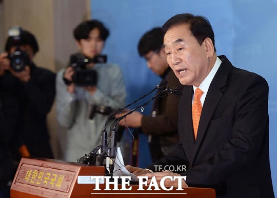 이재오 늘푸른한국당 공동대표가 최순실 국정개입 파문의 본질은 박근혜 대통령에 있으며 최순실은 종범이라고 주장했다. /더팩트