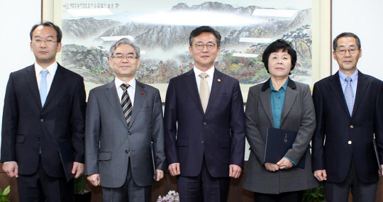 이형철(왼쪽부터) 법무법인 로고스 변호사, 남북하나재단 신규 이사로 선임된 박찬봉 사회복지공동모금회 사무총장, 홍용표 통일부 장관, 남북하나재단 신규 이사로 선임된 탈북민 출신 현인애 통일연구원 객원연구위원, 탈북민 출신 현성일 남북하나재단 자문위원. /사진제공=통일부