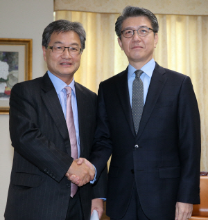 한미 북핵 6자회담 수석대표인 김홍균(오른쪽) 외교부 한반도평화교섭본부장과 조셉 윤 미 국무부 대북정책 특별대표가 1일 오후 서울 세종로 외교부에서 한미 6자회담 수석대표 협의를 하기에 앞서 악수하고 있다. /연합뉴스