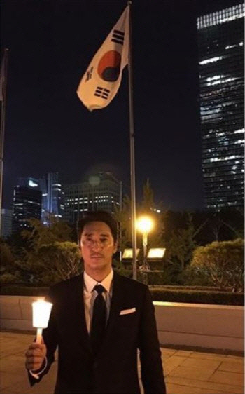 배우 신현준, ‘최순실 사태’에 촛불들고 태극기 앞에서 사진 ‘화제’