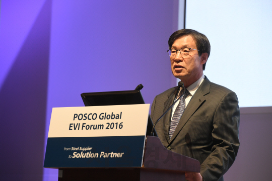 권오준 포스코 회장이 1일 인천 송도 컨벤시아에서 열린 ‘2016 포스코 글로벌 EVI 포럼’에서 기조연설을 하고 있다./사진제공=포스코