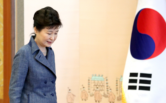 박근혜 대통령이 1일 청와대에서 열린 주한대사 신임장 제정식에 참석하고 있다. /연합뉴스