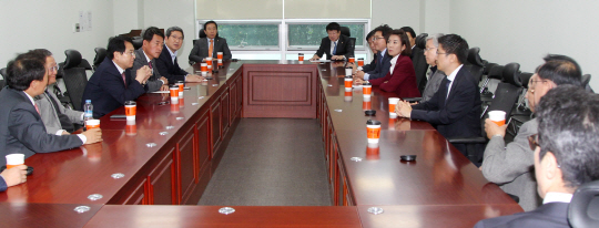 새누리당 비박계 3선 이상 의원들이 1일 오후 국회 의원회관에서 비공개 모임을 진행하고 있다. /연합뉴스