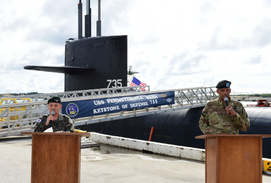 이순진 합참의장(왼쪽)이 1일 태평양 괌 미군기지를 방문, 빈센트 브룩스 한미연합사령관과 한미공동 기자회견을 하고 있다. /사진제공=합동참모본부