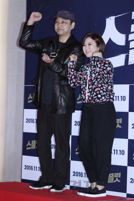 개그맨 김수용과 개그우먼 김숙이 영화 ‘스플릿’ VIP 시사회에 참석해 포즈를 취하고 있다.