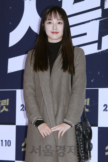 배우 김보라가 1일 영화 ‘스플릿’ VIP 시사회에 참석해 포즈를 취하고 있다.