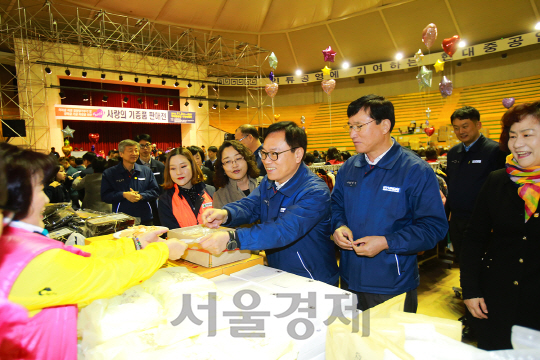 강환구(오른쪽 넷째) 현대중공업 사장과 한영석(〃 셋째) 현대미포조선 사장이 2일 울산 사내 체육관에서 열린 제23회 사랑의 기증품 판매전에 참가해 판매장을 둘러보고 있다./사진제공=현대중공업