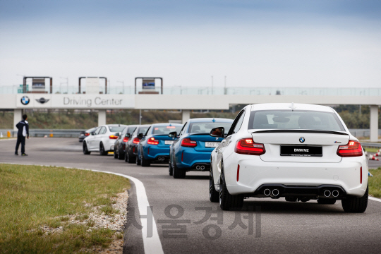 BMW 코리아는 인천 영종도 드라이빙센터에서 ‘뉴 M2 쿠페’ 사전계약 고객 22명에게 차량을 전달하고 트랙 체험 행사를 가졌다. 뉴 M2 쿠페 차량이 트랙을 주행하고 있다. /사진제공=BMW 코리아