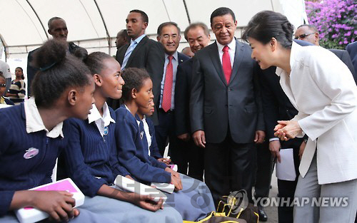 박근혜 대통령이 지난 5월 28일 에티오피아 아디스아바바 대학에서 열린 코리아에이드 산업현장시찰에서 어린이와 대화하고 있다./연합뉴스