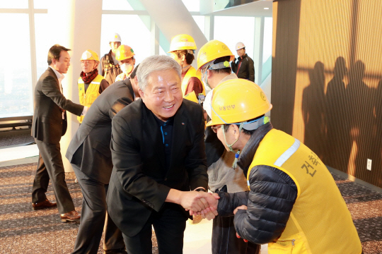 김동만(앞줄 왼쪽) 한국노총 위원장이 지난 1일 서울 잠실 롯데월드타워를 방문해 건설 근로자들을 격려하고 있다. 김 위원장 일행은 이날 롯데월드타워 1층 공사 현장 곳곳과 내년 상반기 우선 오픈할 예정인 전망대 118·120층의 현장 상황, 안전 상황 등을 살펴봤다. /사진제공=롯데물산