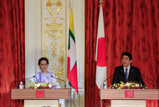 아베 신조(오른쪽) 일본 총리와 아웅산 수치 미얀마 외교장관이 2일 도쿄에서 열린 회담을 마치고 기자회견을 하고 있다./도쿄=AFP연합뉴스
