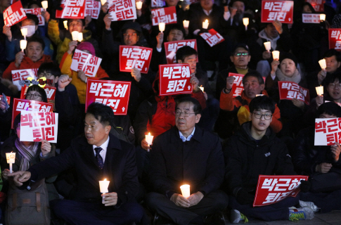 2일 오후 서울 광화문 파이낸스 빌딩 앞에서 열린 박근혜 대통령 하야 촉구 촛불집회에 참석한 박원순 서울시장이 집회에 참석한 한 시민의 자유발언을 듣고 있다. /연합뉴스