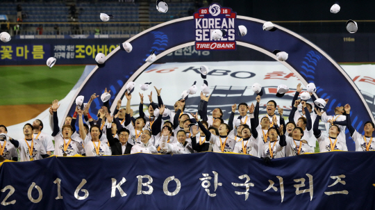 21년만에 한국시리즈에서 통합 우승한 두산 선수들이 2일 경남 창원 마산야구장에서 열린 2016 프로야구 한국시리즈 시상식에서 환호하고 있다. /연합뉴스