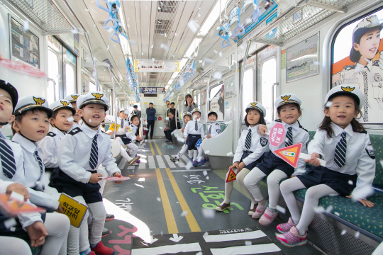 2일 부산 거제드림어린이집 아동 20명이 ‘경찰테마열차 체험행사’에 참여해 즐거운 시간을 보내고 있다./사진제공=부산경찰청