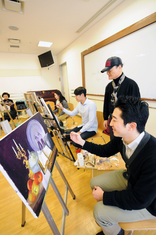 직장인 남성들이 신세계백화점 미술 강좌에 참서해 그림을 배우고 있다. /사진제공=신세계백화점