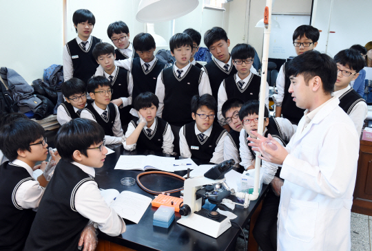 PKNU 자유학기 스쿨 ‘생물교실’에 참가한 중학생들이 3일 오전 자연과학2관 실험실에서 연구원의 설명을 듣고 있다./사진제공=부경대