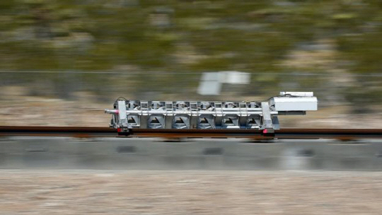 하이퍼루프원이 개발 중인 하이퍼루프 추진체 프로토타입이 시험 주행에서 1.1초만에 시속 116마일(187㎞)의 속도를 냈다.