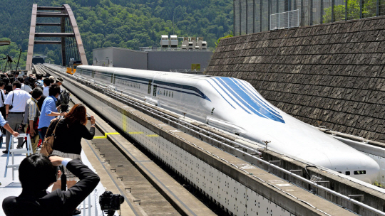 2027년 도쿄-나고야 구간을 현재의 3분의 1수준인 40분 만에 주파할 리이너 중앙 신칸센이 지난 2013년 6월 3일 취재진에 선보이고 있다.