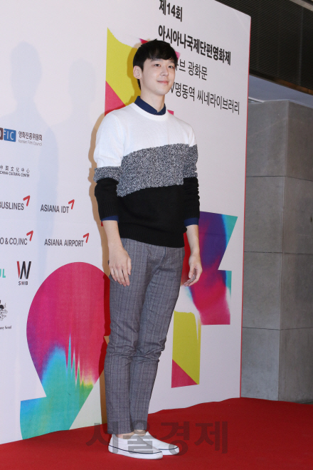 배우 안현진이 제14회 아시아나국제단편영화제 개막식 포토월 행사에서 포즈를 취하고 있다.