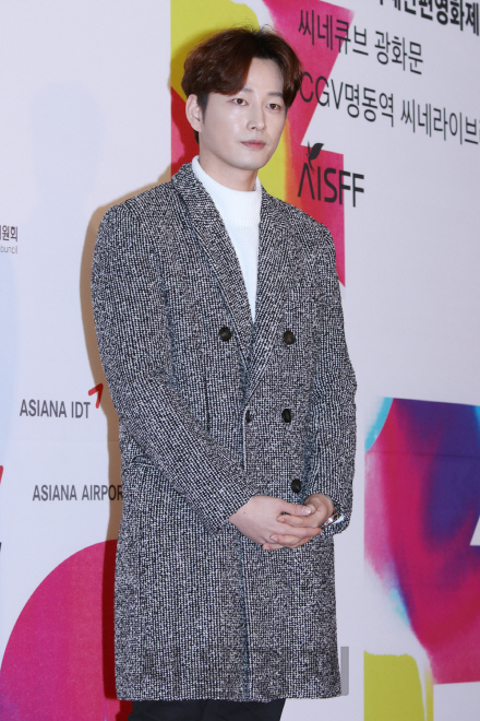 배우 이현욱이 제14회 아시아나국제단편영화제 개막식 포토월 행사에서 포즈를 취하고 있다.