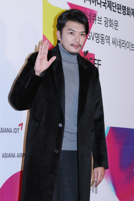 배우 김윤성이 제14회 아시아나국제단편영화제 개막식 포토월 행사에서 포즈를 취하고 있다.
