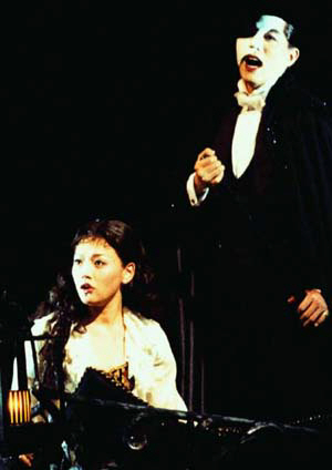 2001년 ‘오페라의 유령’에서 열연하는 모습. 저자가 처음 참여한 뮤지컬 작품이다.