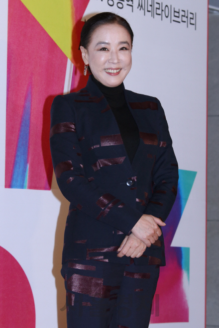 배우 강수연이 3일 오후 서울 종로구 씨네큐브 광화문에서 열린 제14회 아시아나국제단편영화제 개막식 포토월 행사에 참석했다.