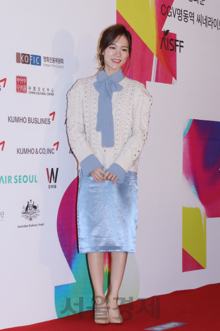 배우 한예리가 제14회 아시아나국제단편영화제 개막식 포토월 행사에서 포즈를 취하고 있다.