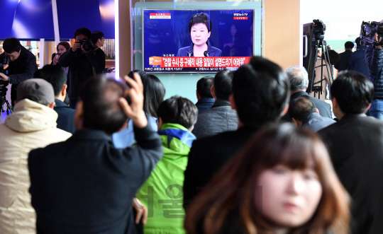 박근혜 대통령이 대국민 담화를 발표하고 있는 4일 오전 서울역 대합실에서 시민들이 침통한 표정으로 방송화면을 지켜보고 있다. /이호재기자