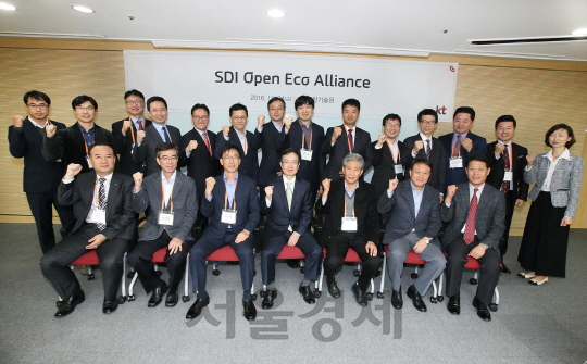 KT 전홍범 인프라연구소장(앞줄 가운데)과 파트너사 대표들이 4일 서울 서초구 KT 우면동 융합기술원에서‘소프트웨어 기반 인프라 구축을 위한 열린 생태계 협력체(SDI Open Eco Alliance)’를 결성하고 선포식을 갖고 있다.  KT가 파트너사들과 함께 소프트웨어 기반의 네트워크 솔루션을 인증하는 기관을 열고 소프트웨어 기반 인프라 기술 연구를 위한 협력체 결성을 주도한다고 4일 밝혔다. /사진제공=KT