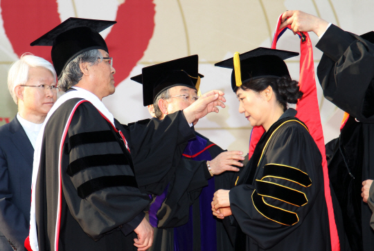 박근혜 대통령이 지난 2010년 4월 서강대에서 정치학 명예박사 학위를 받고 있다. /연합뉴스