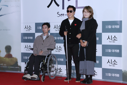 임재신과 이동우, 고희영 감독이 영화 ‘시소’ VIP 시사회에 참석해 포즈를 취하고 있다.