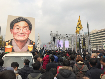 5일 서울 종로구 광화문광장에서 진행된 고(故) 백남기 농민 장례식에서 백씨의 영정사진이 차량 위에 세워져 있다./이두형기자