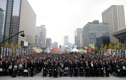 5일 오후 2시 서울 광화문광장에서 고 백남기 농민의 영결식이 엄수되고 있다. 지난해 11월 1차 민중총궐기 집회에 참가했다 경찰 물대포에 쓰러진 뒤 숨진 고 백남기 농민의 장례는 사망 41일만에 민주사회장으로 치러졌다. /연합뉴스