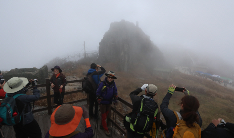 5일 올해 마지막 정상 개방 행사가 열린 국립공원무등산에서 탐방객들이 지왕봉 풍경을 촬영하고 있다. /연합뉴스