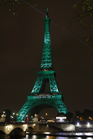 프랑스 파리 에펠탑이 4일(현지시간) 파리기후변화협정의 공식 발효를 축하하는 의미에서 전체 조명을 녹색으로 밝혔다./AFP연합뉴스
