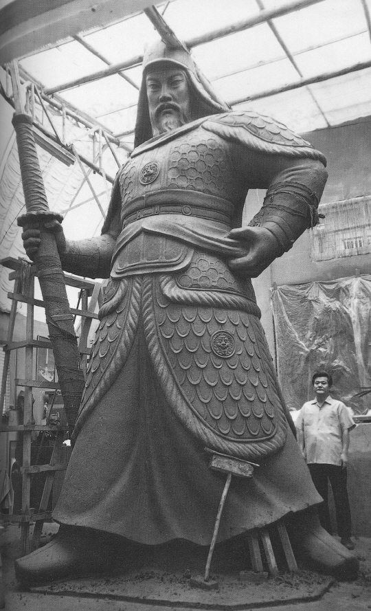 충무공 이순신 장군 동상을 제작중인 조각가 김세중. 1968년 건립된 이 동상은 서울의 중심부인 광화문과 세종로의 상징이 됐다. /사진제공=다할미디어