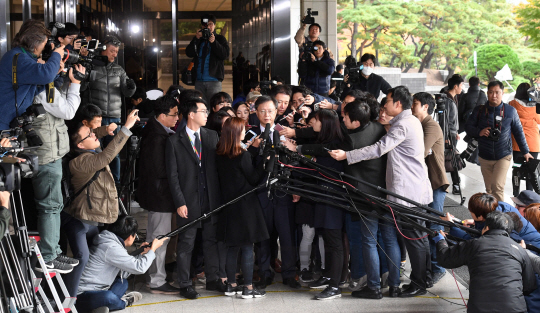 횡령과 직권남용 혐의로 수사의뢰된 우병우 전 청와대 민정수석이 6일 서울 중앙지검으로 피의자 신분으로 출석하며 취재진의 질문을 받고 있다./권욱기자
