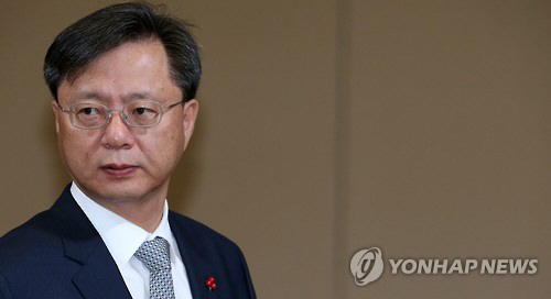 '버티던' 우병우, '직권남용·횡령 의혹' 검찰 출석