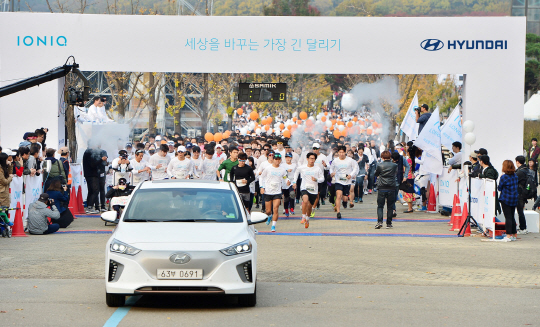 현대자동차가 지난 5일 과천 서울대공원에서 개최한 ‘아이오닉 롱기스트 런 페스티벌’에서 1만여명의 참가자들이 마지막 러닝 코스를 출발하고 있다. ‘아이오닉 롱기스트 런’은 달리면서 사회공헌도 하는 온·오프라인 연계 러닝 캠페인으로 한 달 동안 총 3만6,000여명이 기부자들이 참여해 지구 15바퀴에 해당하는 약 61만4,000㎞ 거리를 달렸다. 현대차는 참가자들이 달린 거리만큼 기부금을 적립해 수도권 매립지 친환경 숲 조성, 환경미화원 공기청정 마스크 지원 등을 실시할 예정이다./사진제공=현대차