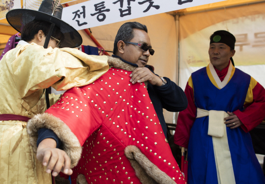 6일 오전 서울 광화문광장에서 열린 ‘2016 주한외국대사관의 날’ 행사에서 한 참석자가 우리나라의 전통 갑옷을 입고 있다./연합뉴스