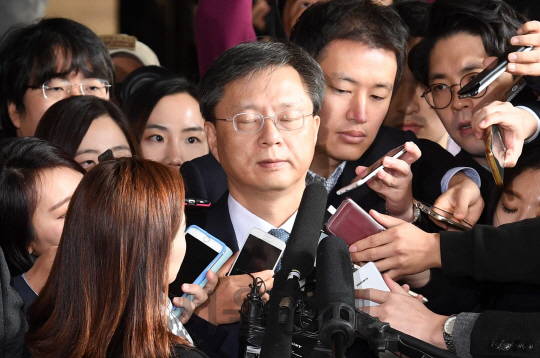 횡령과 직권남용 혐의로 수사의뢰된 우병우 전 청와대 민정수석이 6일 서울 중앙지검으로 피의자 신분으로 출석하며 취재진의 질문을 받고 있다./권욱기자