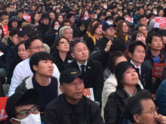 5일 저녁 5시 50분경 서울 광화문 광장에서 열린 ‘모이자, 분노하자. 내려와라 박근혜’ 2차 범국민행동 문화제에 참석한 표창원 의원. 시민들 사이에서 무대 공연을 지켜보고 있다. /정수현기자