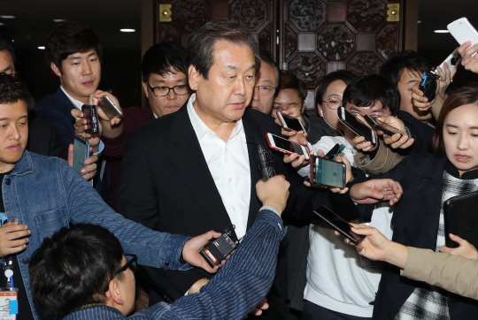 김무성 새누리당 전 대표가 지난 4일 오후 국회에서 열린 의원총회를 마친 뒤 회의장을 나서고 있다. /연합뉴스