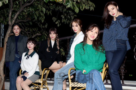 티아라의 은정, 지연, 효민, 보람, 큐리, 소연이 인터뷰전 포즈를 취하고 있다./사진=오훈 기자