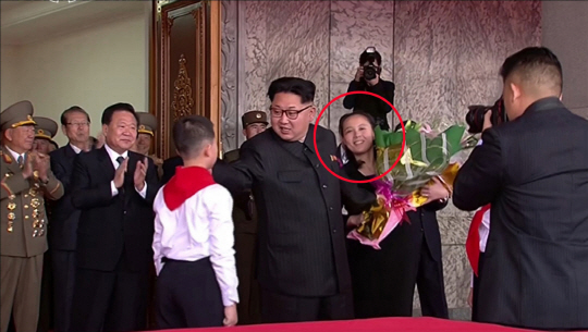 지난 5월 김여정 노동당 선전선동부 부부장이 주석단에서 김정은의 꽃다발을 직접 챙겨주고 있다./연합뉴스